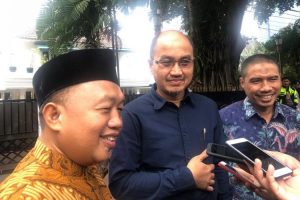 Prasetio berikan buku kebijakan Ahok untuk kandidat Wagub DKI
